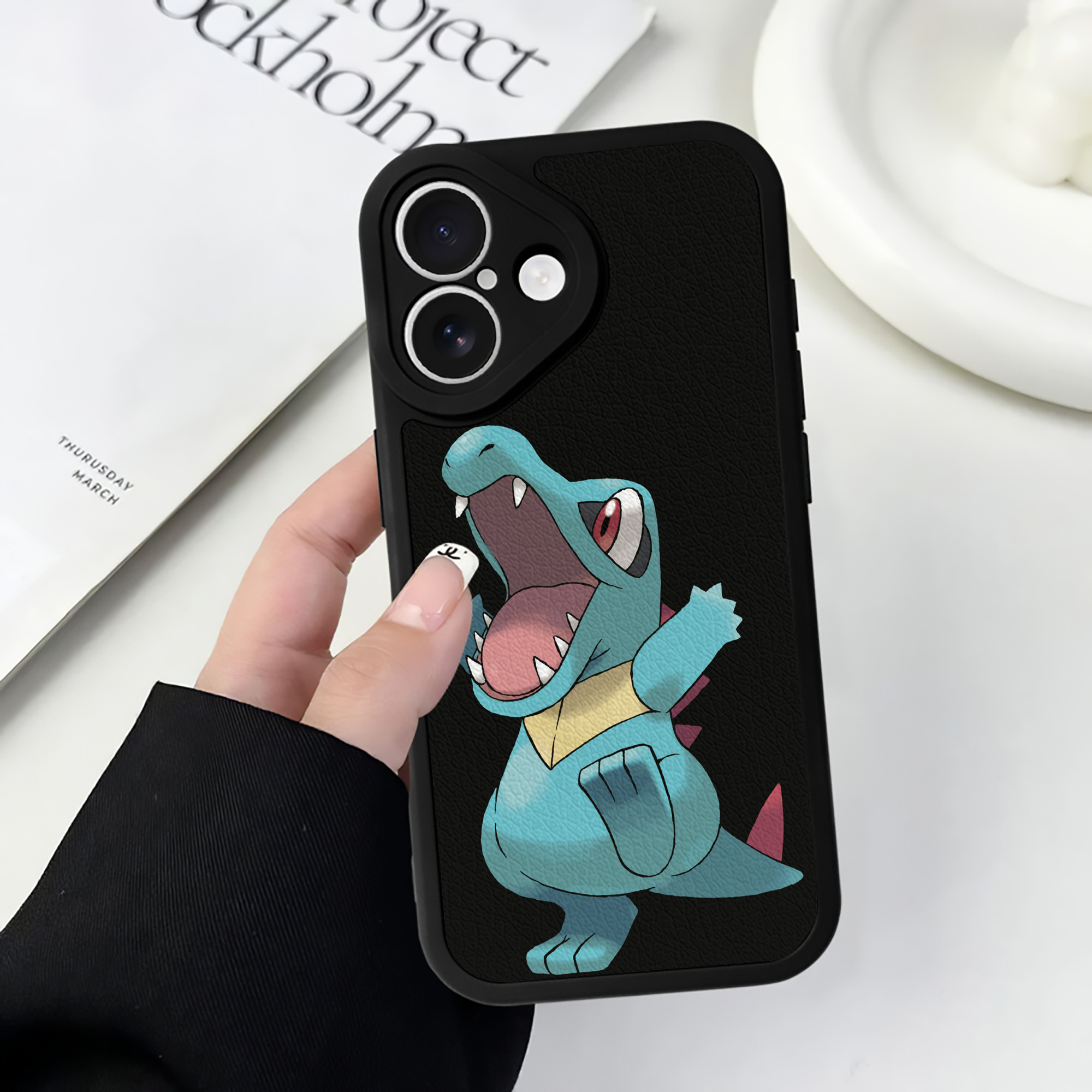 （画像用） ポケットモンスター Pokémon 【iPhone 16シリーズ対応】シリコンスマホケース（レザー調） 材質：シリコン
